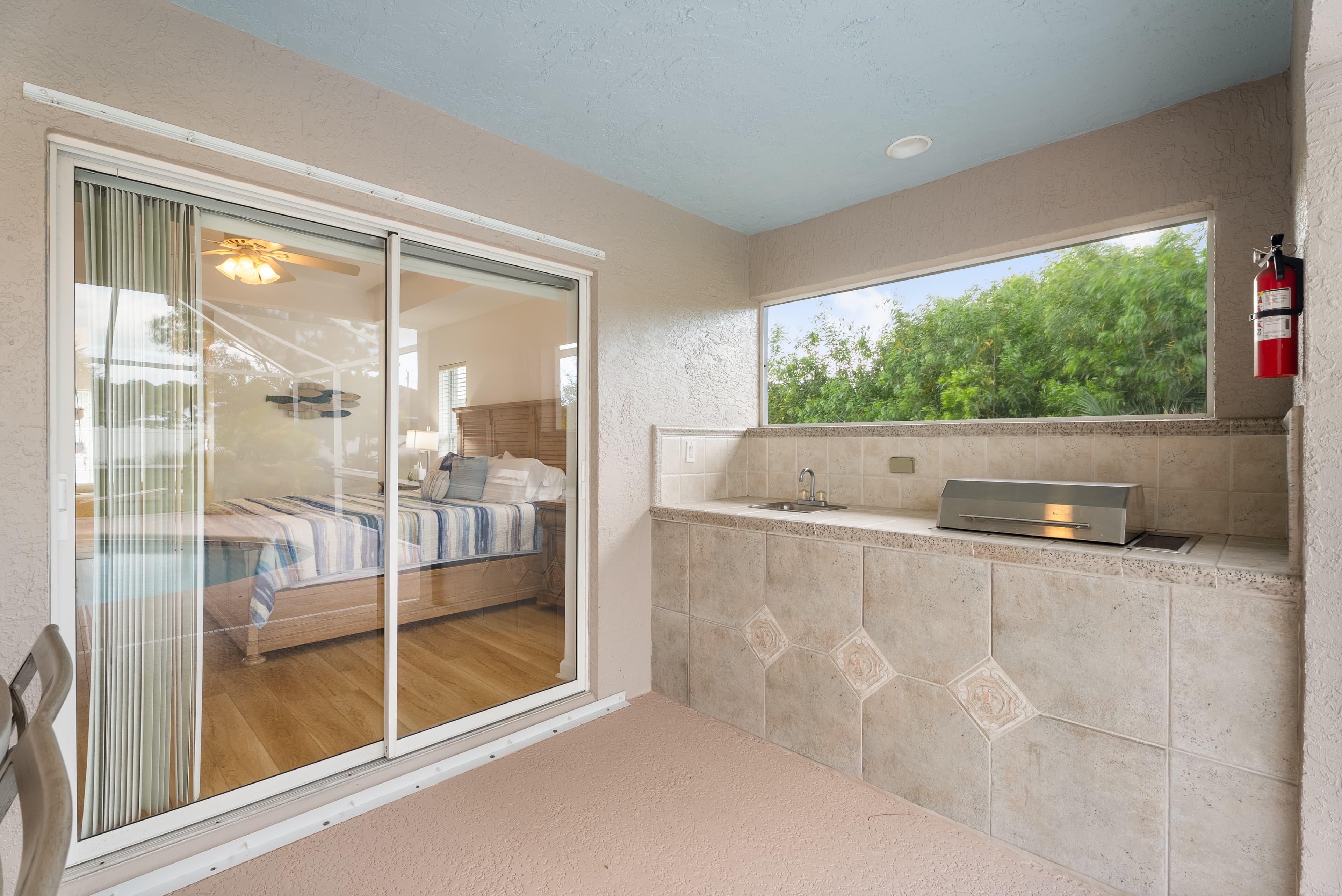 Outdoor gas grill for barbecue dining