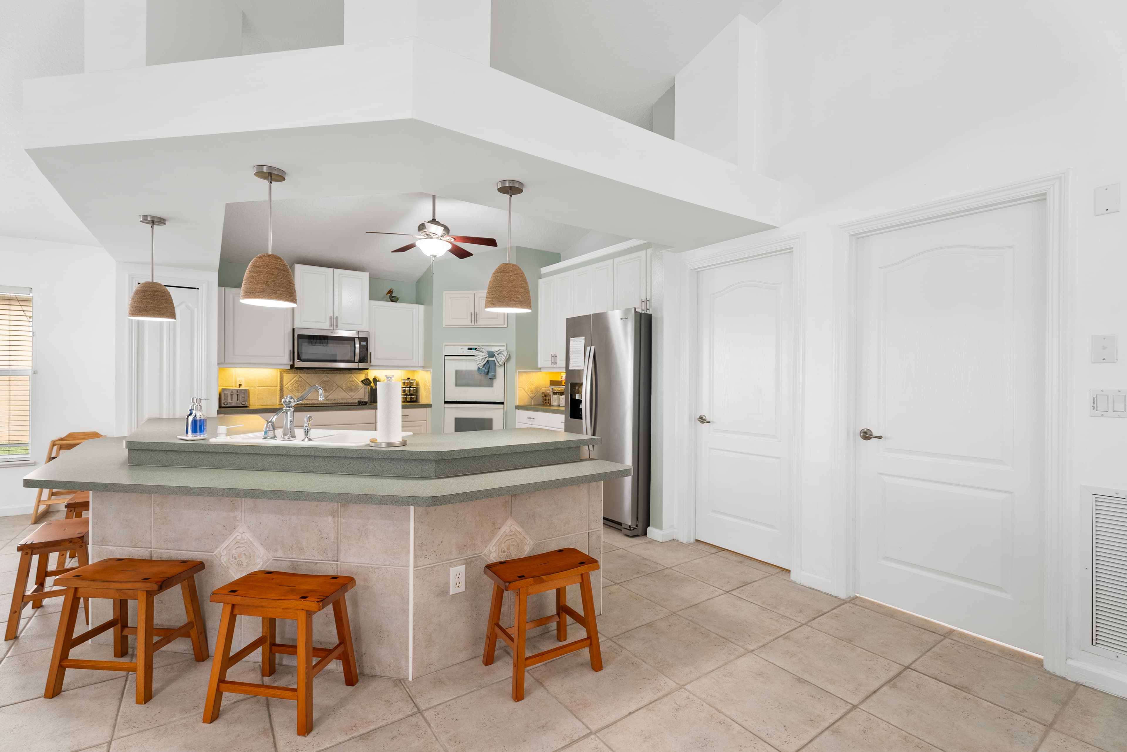 Kitchen breakfast bar and counter space