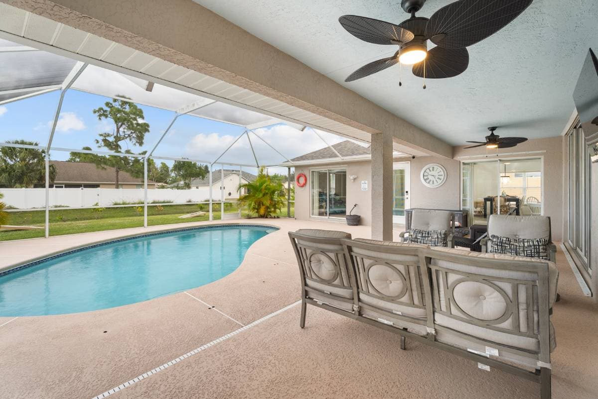 Outdoor dining and relaxation patio